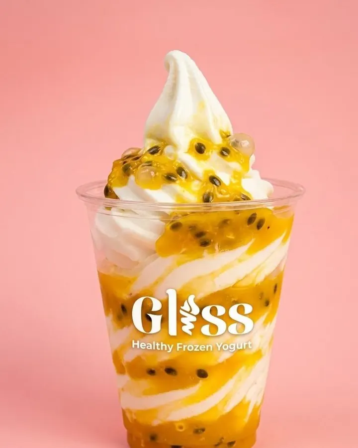 Helado de yogurt en vaso transparente con almíbar de maracuyá