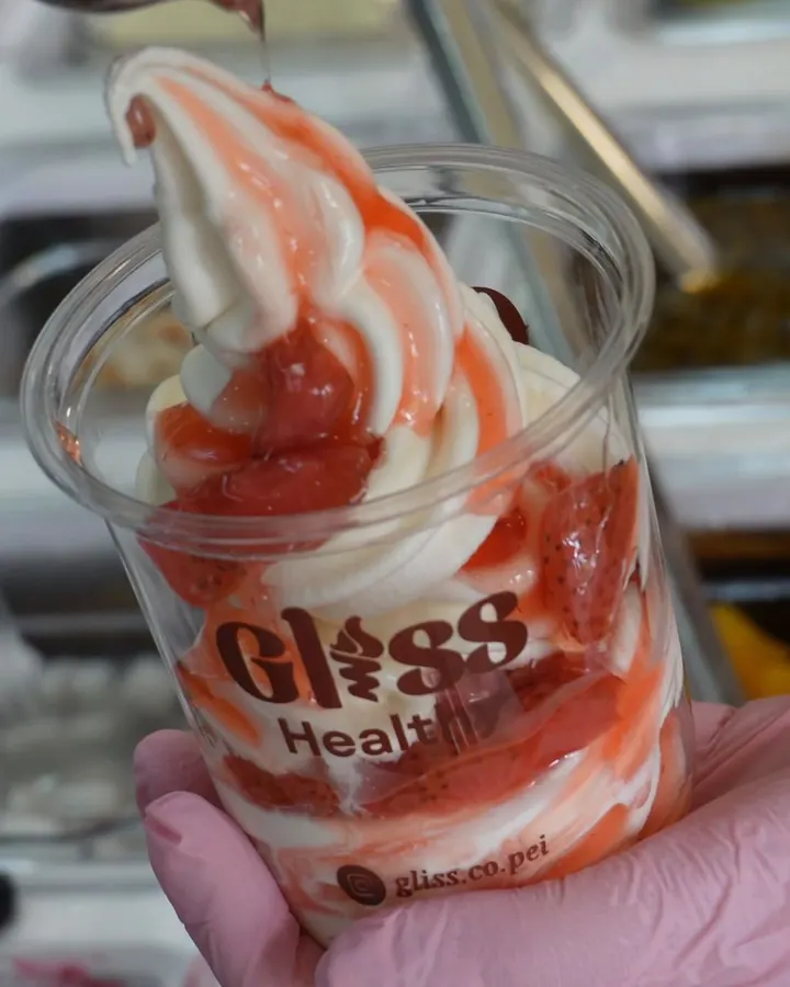 Sundae de fresa recién servido en la barra