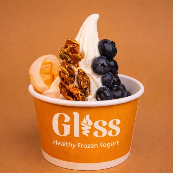 Berry Gliss: lychee, granola, arándanos sobre helado de yogurt natural