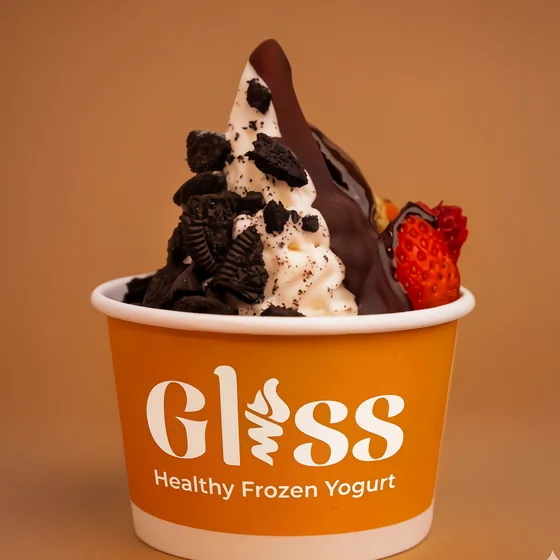 Oreo Gliss: fresa, oreo triturado, fudge de chocolate sobre helado de yogurt natural