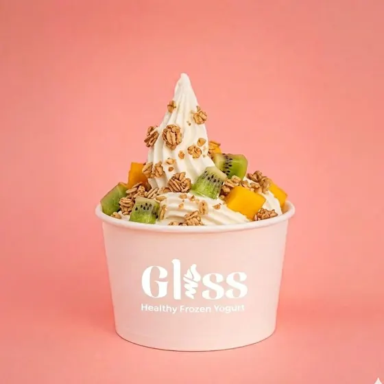 Sunset Gliss: granola, kiwi, mango sobre helado de yogurt natural